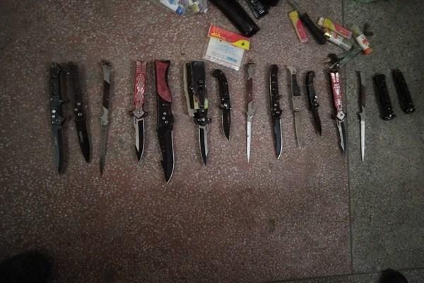 Cụ ông 70 tuổi mang 15 con dao chạy xe ngược chiều ở Hải Phòng-1