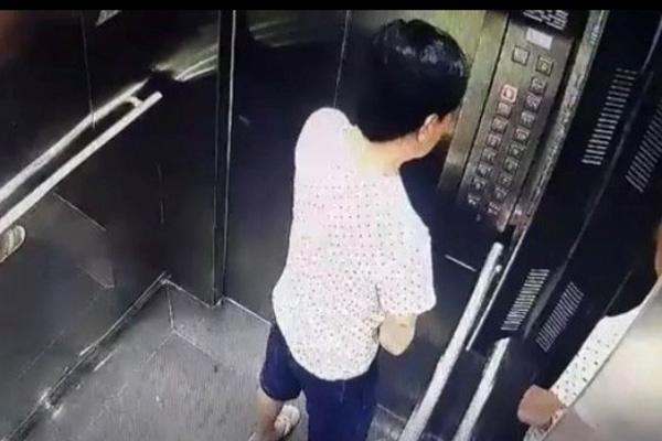 Tiểu tiện trong thang máy, người đàn ông bị phạt 500 nghìn đồng-1