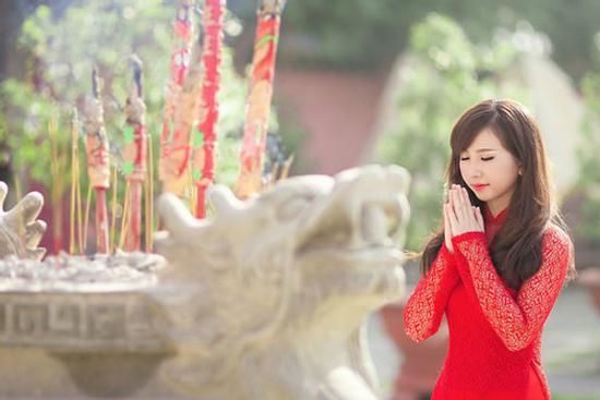 Mùng 1 sớm mai, mùng 2 đầu tháng: Muốn thần Tài 'mở túi' ban lộc cứ làm theo cách này, cả tháng gặp may