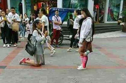 Xôn xao cô gái quỳ gối cầu hôn bạn tình đồng giới giữa phố nhưng lời nói ra mới xúc động-1