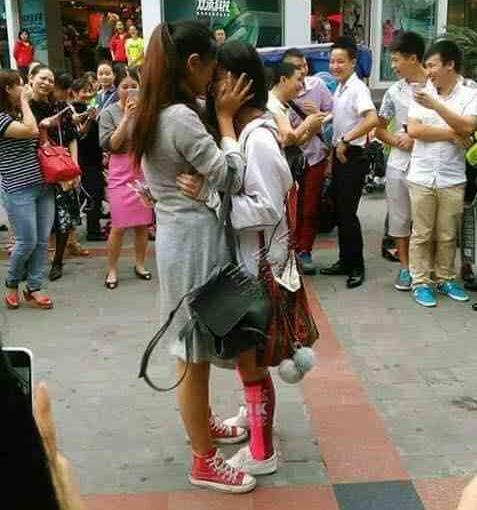 Xôn xao cô gái quỳ gối cầu hôn bạn tình đồng giới giữa phố nhưng lời nói ra mới xúc động-2