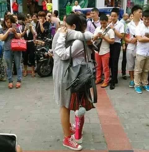 Xôn xao cô gái quỳ gối cầu hôn bạn tình đồng giới giữa phố nhưng lời nói ra mới xúc động-3