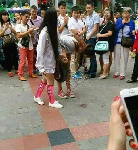 Xôn xao cô gái quỳ gối cầu hôn bạn tình đồng giới giữa phố nhưng lời nói ra mới xúc động-5