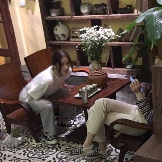 Dàn thần tượng Kpop trong ngày đầu ở Việt Nam: Người lê la ăn vặt, kẻ lên bar ngắm Hà Nội đêm-13