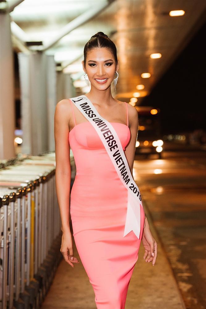 Thời trang sân bay của dàn mỹ nữ thi Miss Universe 2019: Hoàng Thùy sáng nhất phi trường ngay trong ngày đầu tụ hội-1