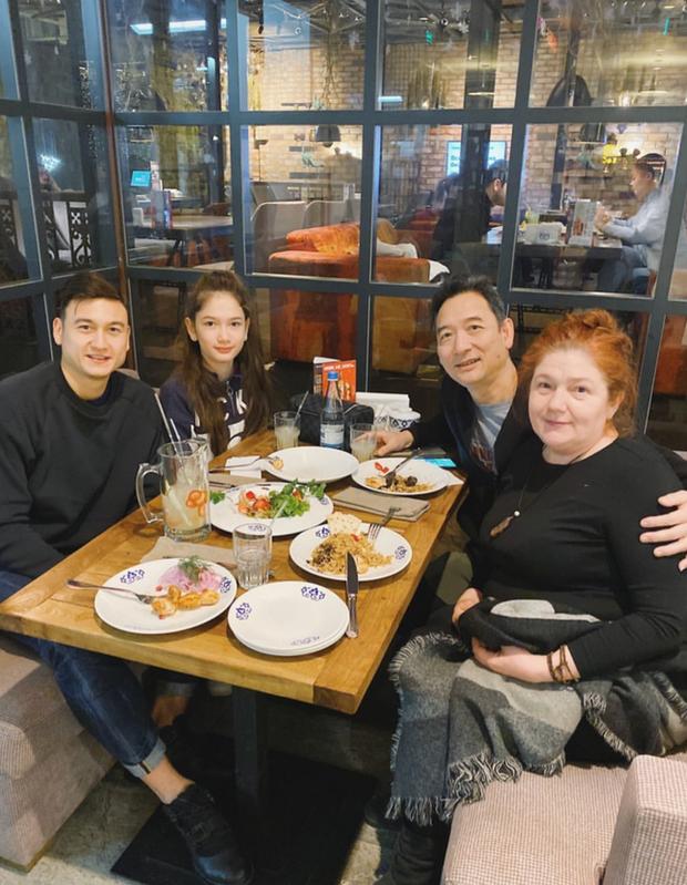 Thả nhẹ tấm ảnh đoàn tụ bên gia đình, Đặng Văn Lâm làm fans xuýt xoa bởi nhìn ai cũng đẹp-1