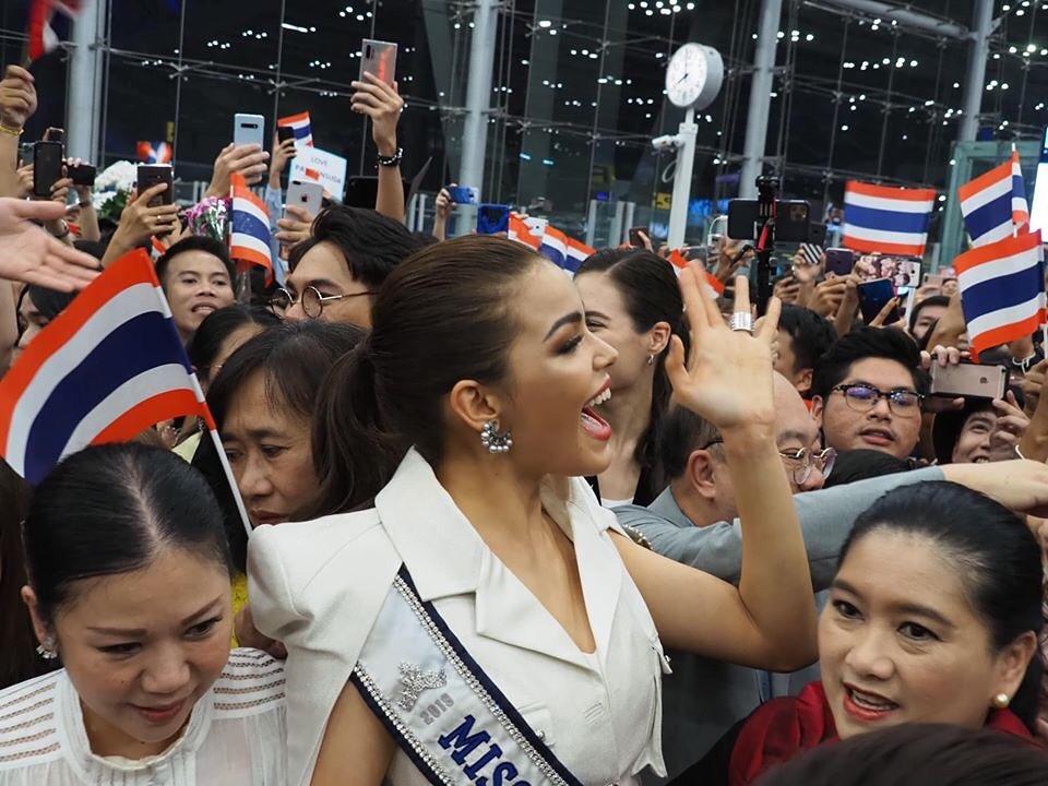 Thời trang sân bay của dàn mỹ nữ thi Miss Universe 2019: Hoàng Thùy sáng nhất phi trường ngay trong ngày đầu tụ hội-10