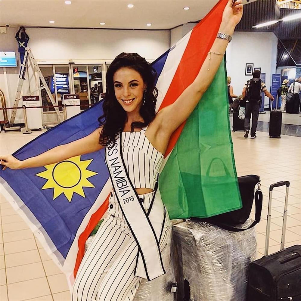 Thời trang sân bay của dàn mỹ nữ thi Miss Universe 2019: Hoàng Thùy sáng nhất phi trường ngay trong ngày đầu tụ hội-14