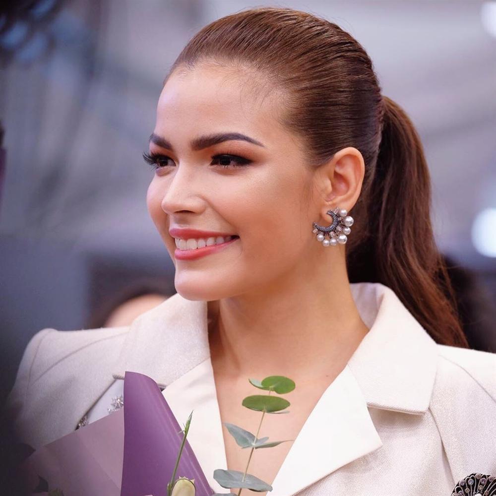 Thời trang sân bay của dàn mỹ nữ thi Miss Universe 2019: Hoàng Thùy sáng nhất phi trường ngay trong ngày đầu tụ hội-9