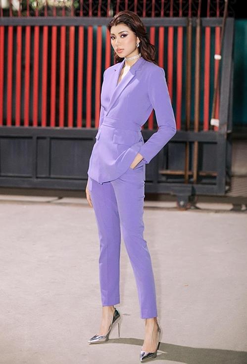 Tông tím sến sẩm được Hồ Ngọc Hà - Hương Giang mix&match cao tay từ thảm đỏ đến street style-6