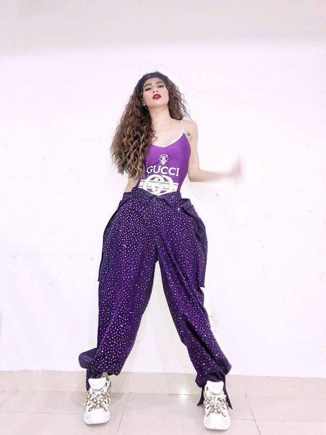 Tông tím sến sẩm được Hồ Ngọc Hà - Hương Giang mix&match cao tay từ thảm đỏ đến street style-2