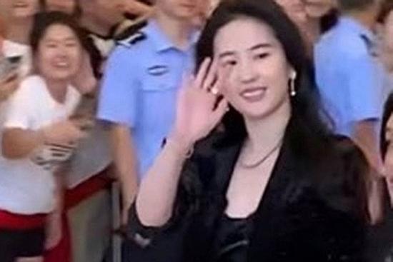 Lưu Diệc Phi gây bất ngờ với hình ảnh béo phì, lộ ảnh khoe thân táo bạo trên thảm đỏ