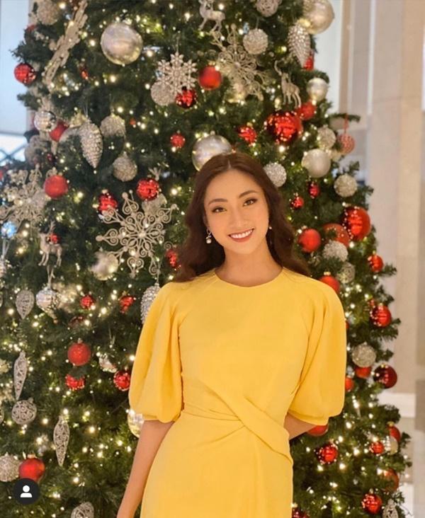 Hoa hậu Lương Thùy Linh tươi cười rạng rỡ khi đang đi thi Miss World 2019 tại Anh.