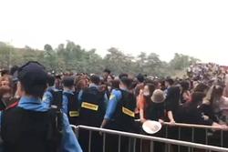 Fans Việt phẫn nộ, xô đổ hàng rào vì chờ cả ngày vẫn chưa được vào khán đài AAA 2019