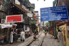 Khách Tây check-in phố đường tàu Hà Nội bất chấp lệnh cấm