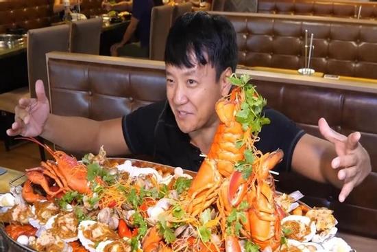 Thử thách ăn nồi lẩu hải sản sang trọng giá gần 250 USD