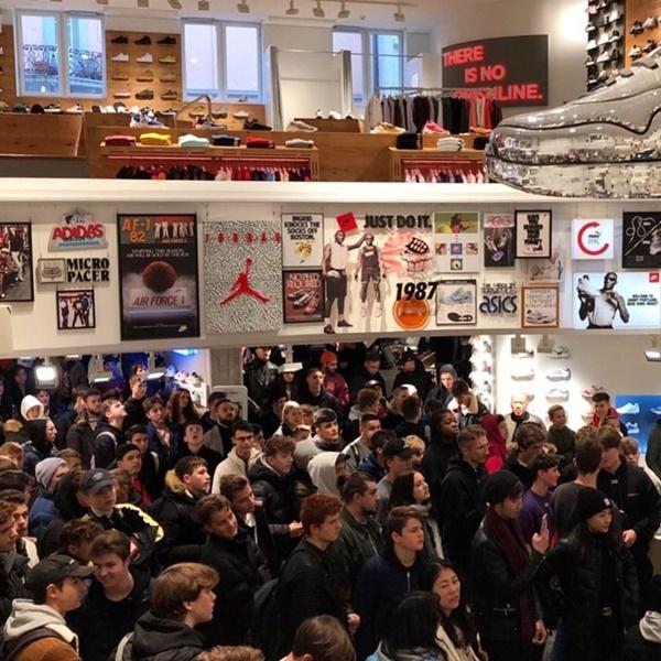 Cháy hàng trong 0,06 giây và loạt kỷ lục về giày hoa cúc của G-Dragon-2