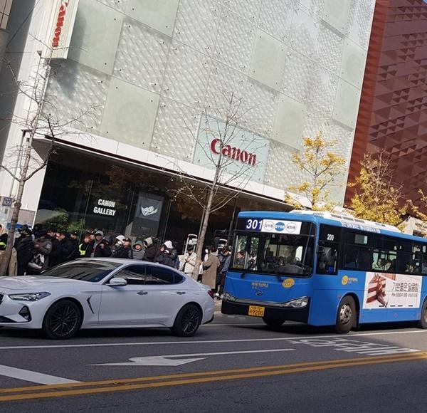 Cháy hàng trong 0,06 giây và loạt kỷ lục về giày hoa cúc của G-Dragon-3