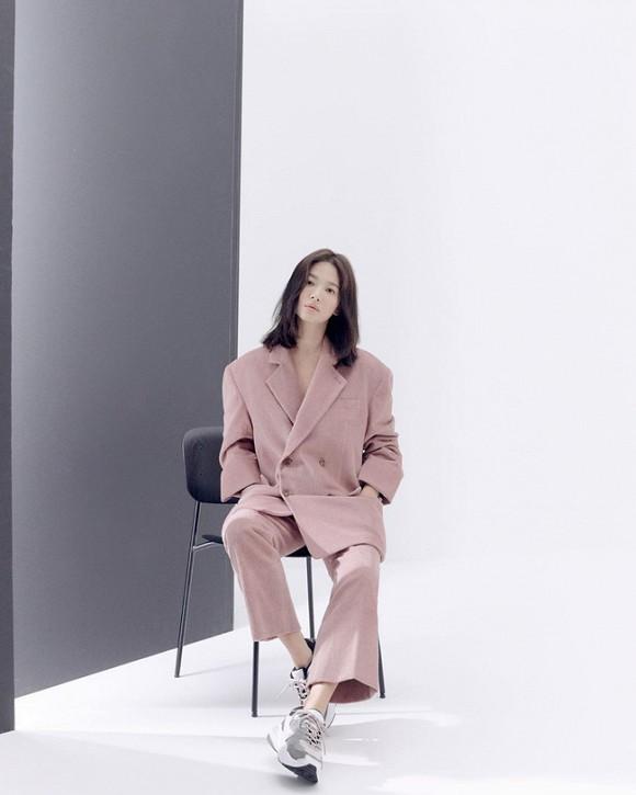 Jeon Ji Hyun và Song Hye Kyo hiếm lắm mới diện đồ na ná nhau: Mợ chảnh trẻ trung dù có 2 con, nhưng vẫn thua chị Song ở điểm này-2