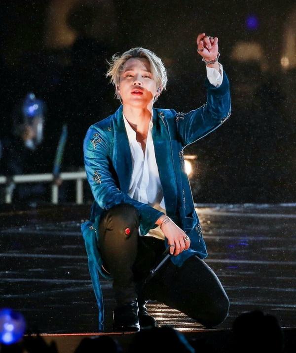 Jimin (BTS) ngã trầy chân, đổ máu khi nhảy dưới mưa vẫn nén đau cống hiến hết mình cho fan-1