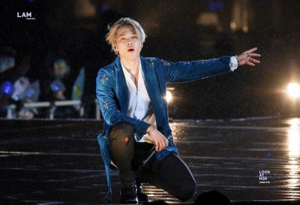 Jimin (BTS) ngã trầy chân, đổ máu khi nhảy dưới mưa vẫn nén đau cống hiến hết mình cho fan-2