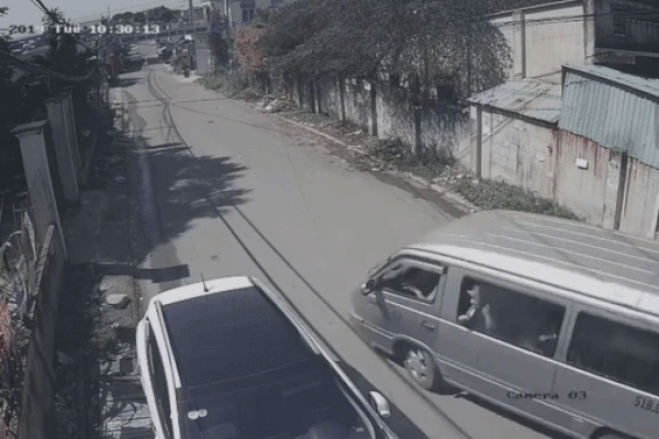 Clip: Đứng tim nhìn 3 em nhỏ bị hất văng xuống đường vì cửa xe đưa đón... bật mở-1