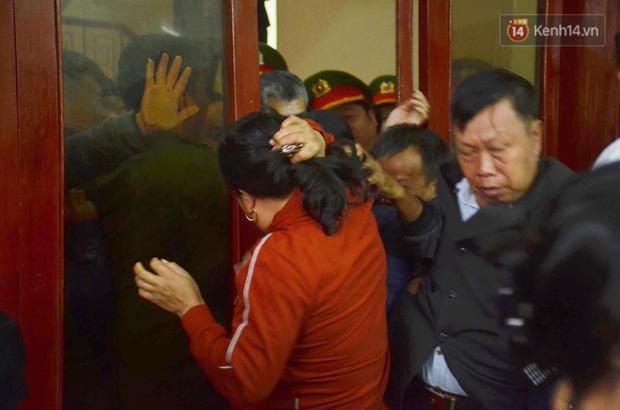 Nóng: Lần đầu tiên bố và chị gái nữ sinh giao gà bị sát hại ở Điện Biên xuất hiện-13