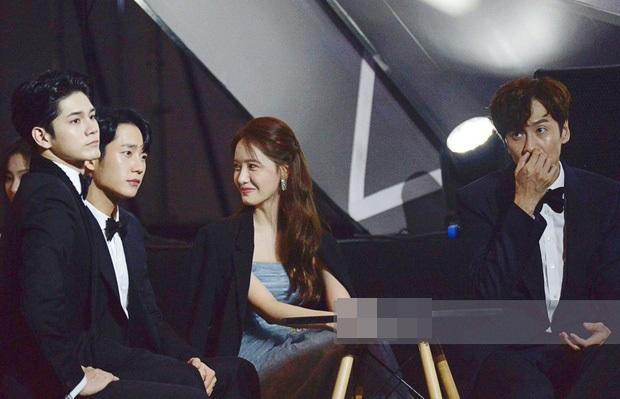 Cặp đôi nữ thần Yoona - Park Min Young đọ sắc bất phân thắng bại trên thảm đỏ AAA 2019-4