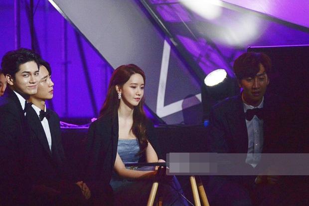 Cặp đôi nữ thần Yoona - Park Min Young đọ sắc bất phân thắng bại trên thảm đỏ AAA 2019-3