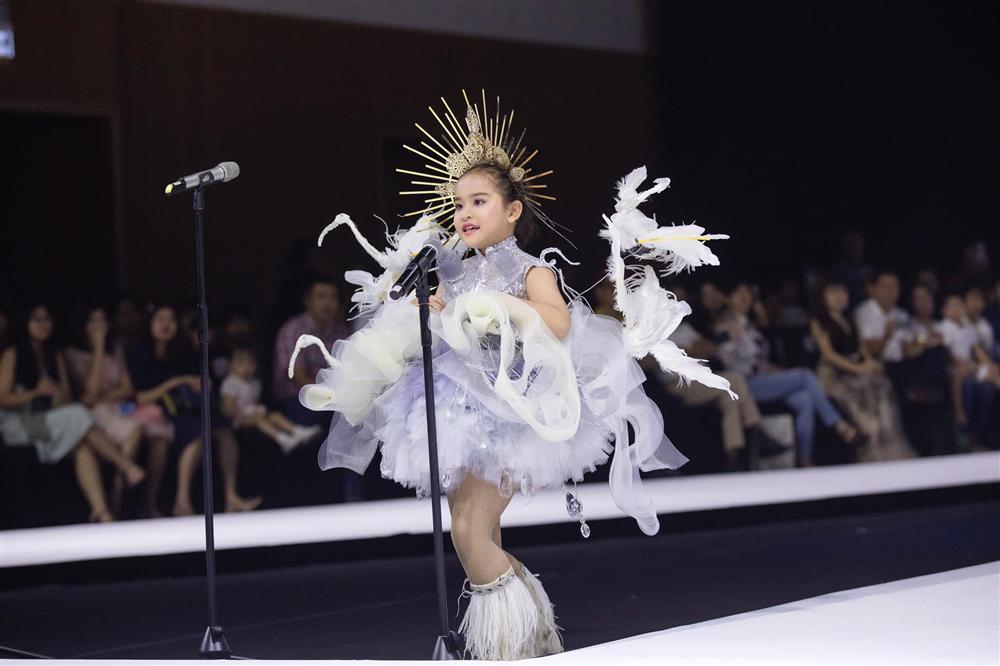 Mẫu nhí hô vang Việt Nam khi mặc bộ trang phục dân tộc được thiết kế cho Hoàng Thùy tại cuộc thi Miss Universe 2019-2