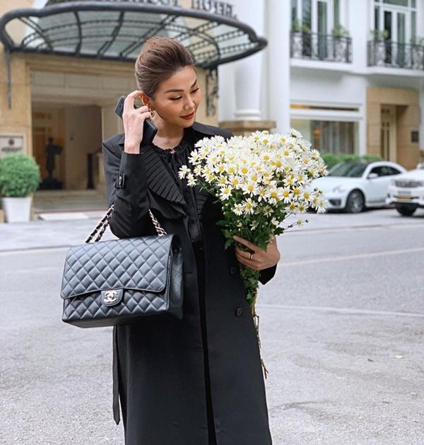 Mở đầu tin sao Việt là hình ảnh Thanh Hằng ôm đóa cúc họa mi cùng dòng chia sẻ: "Cậu tài xế bảo nhìn chị cool ngầu, đàn ông quá nên các cô gái nhìn theo nãy giờ kìa".