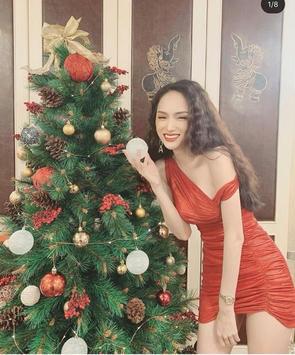 Hoa hậu Hương Giang diện váy đỏ gợi cảm và "thả thính": "Anh ơi Noel đến rồi...".