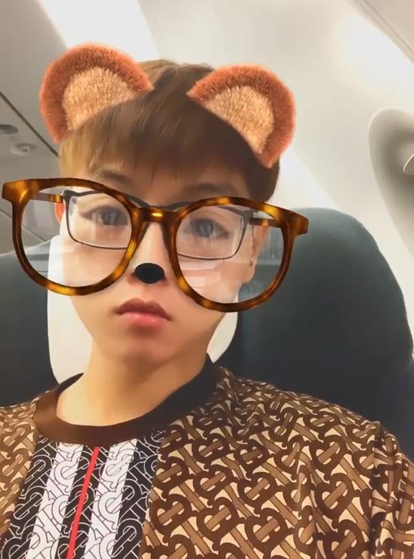 Đức Phúc đi diễn nhưng tranh thủ chụp ảnh "nhí nhố".