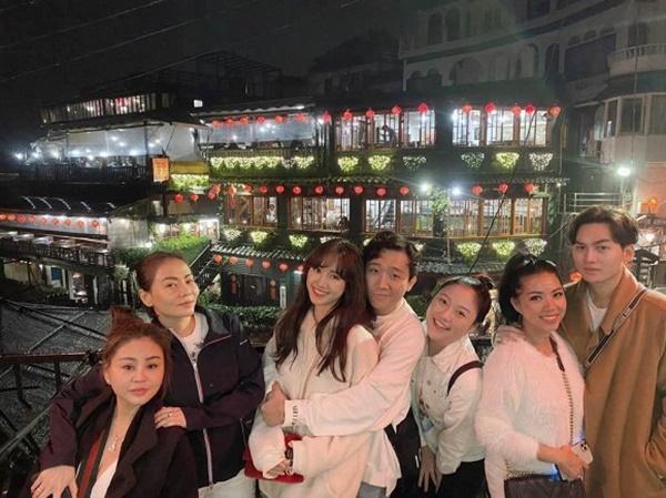 Ca sĩ Thu Minh đi chơi Đài Loan cùng vợ chồng Trấn Thành. Cô tiết lộ: "Khi bên chồng em bình yên đến lạ. Xa chồng rồi em thấy lạ nhưng cũng khá bình yên".