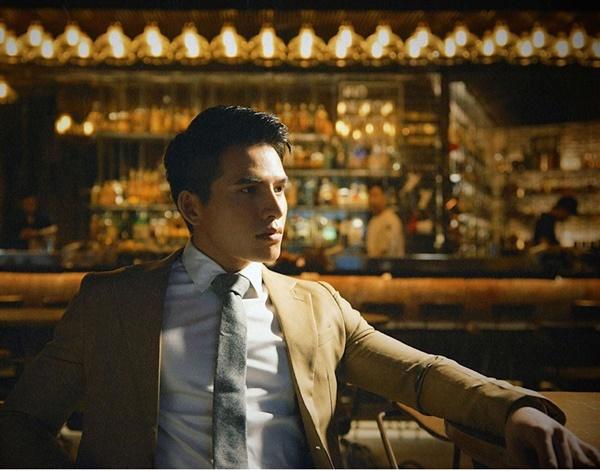 Lâu lắm mới thấy Quốc Thiên diện trang phục lịch lãm không khoe thân.