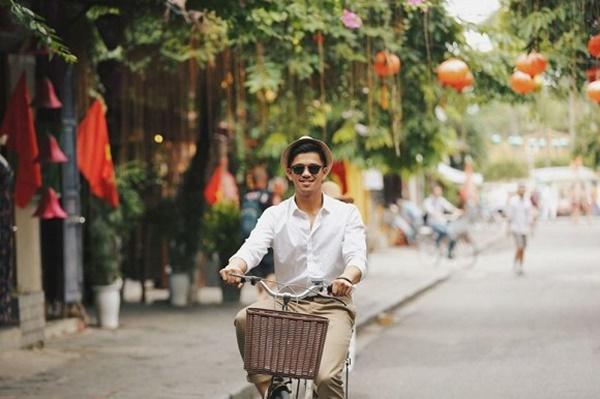 Đạp xe ngắm Hội An, Trọng Hiếu "thả thính": "Nếu không chê anh nghèo thì lên xe anh đèo".