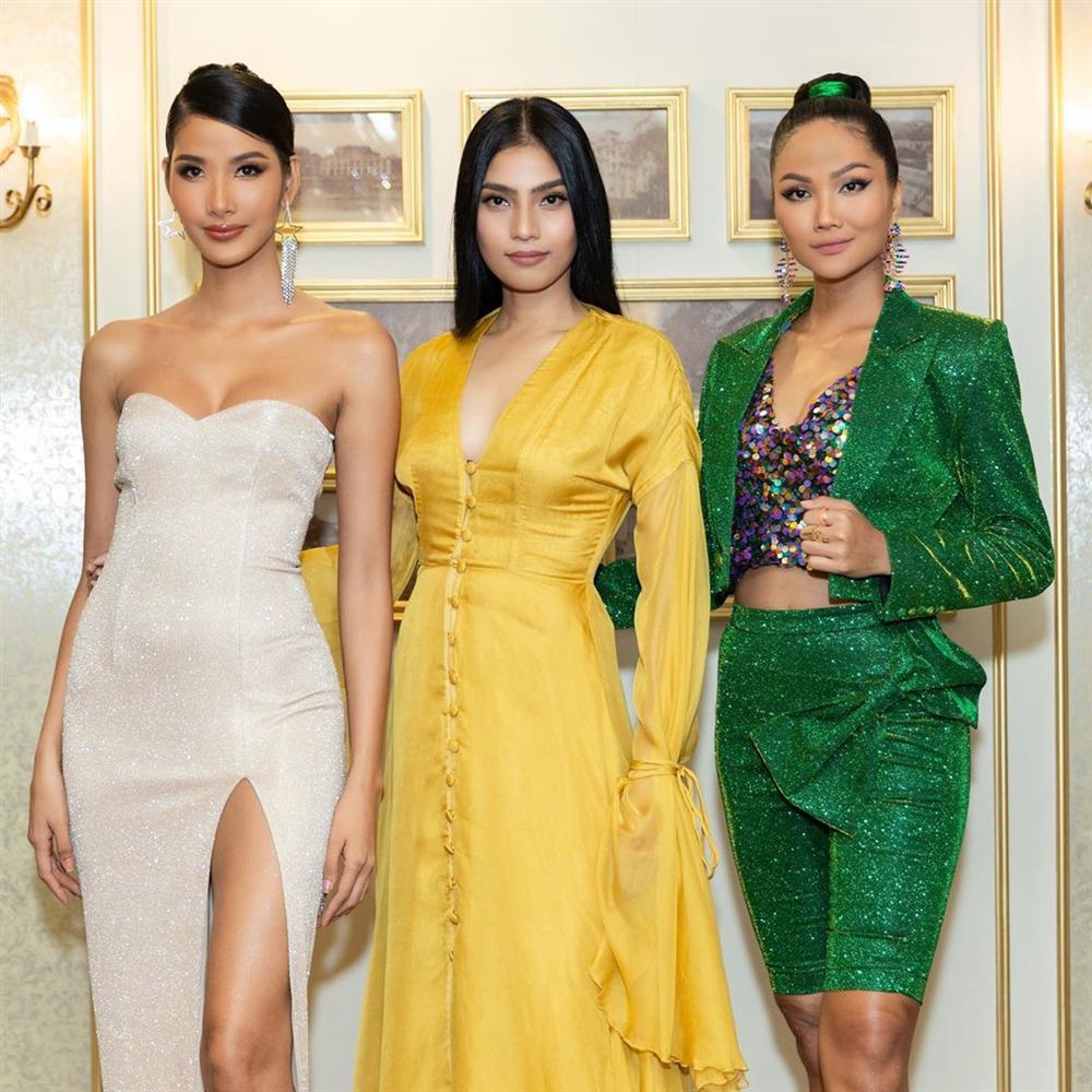 Vừa sang Mỹ thi Miss Universe, Hoàng Thùy diện suit xanh gợi nhớ đến phong cách của HHen Niê-6