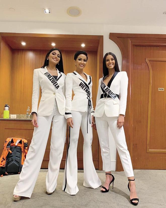 Vừa sang Mỹ thi Miss Universe, Hoàng Thùy diện suit xanh gợi nhớ đến phong cách của HHen Niê-11