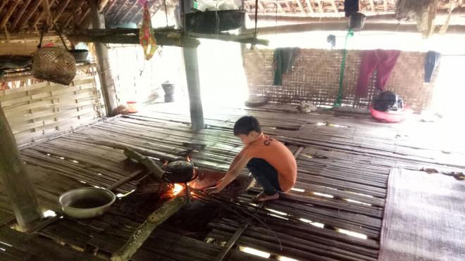 Cận cảnh cuộc sống mới của cậu bé cô độc trong rừng ở Tuyên Quang-1