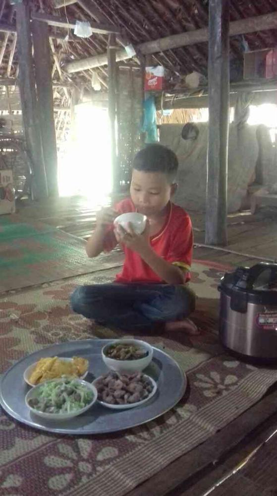 Cận cảnh cuộc sống mới của cậu bé cô độc trong rừng ở Tuyên Quang-2