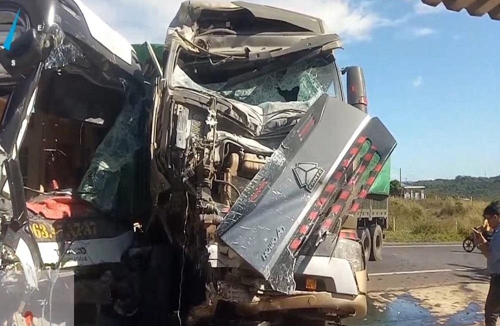 Xe container tông trời giáng, phụ xe khách mất mạng, cả loạt người ngất xỉu-2