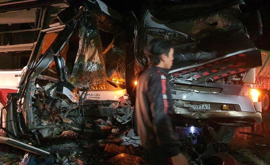 Xe container tông trời giáng, phụ xe khách mất mạng, cả loạt người ngất xỉu-1