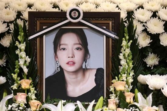 Gia đình, đồng nghiệp tiễn biệt Goo Hara, khóc trong lễ tang kín đáo đưa cố nghệ sĩ về nơi an nghỉ cuối cùng