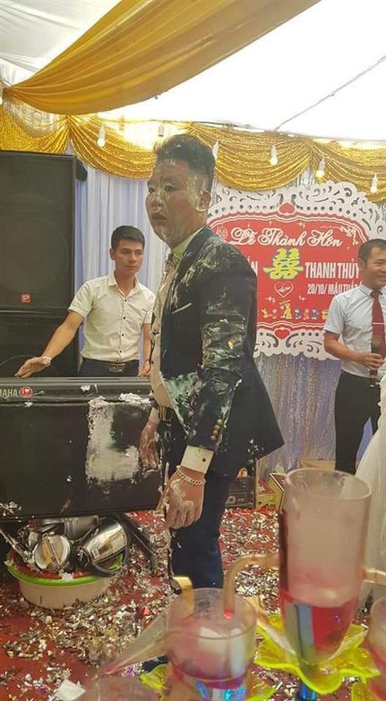 Trò đùa của hội bạn thân trong ngày cưới biến chú rể thành bánh gato di động làm cô dâu khóc hết nước mắt-3