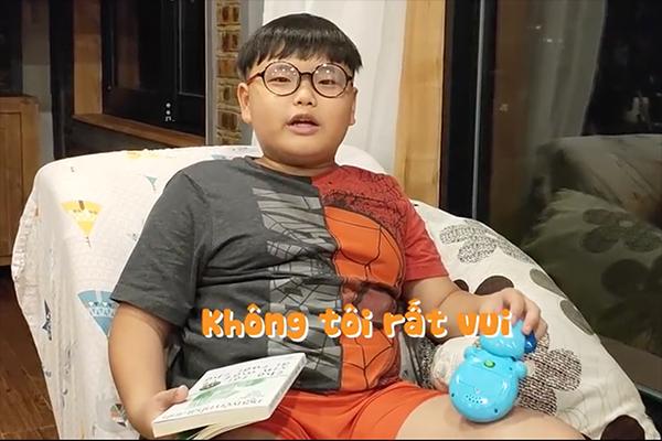 Nằm nhà xem phim về đại dịch cúm, con trai Xuân Bắc vẫn đeo khẩu trang để tránh lây nhiễm-9