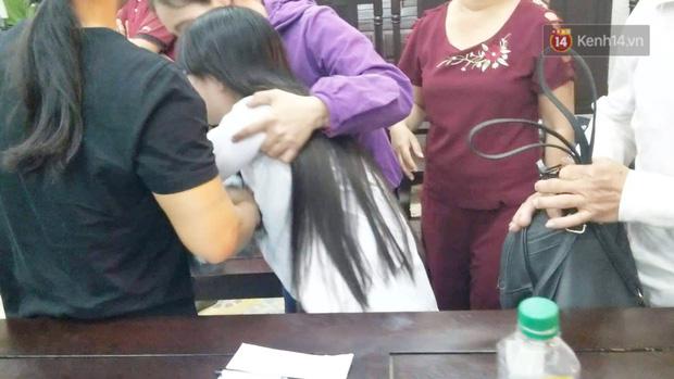 Clip: Chị gái nữ sinh giao gà gào khóc nức nở khi bà Hiền nhận mức án 20 năm tù Mẹ tôi bị oan mà-5