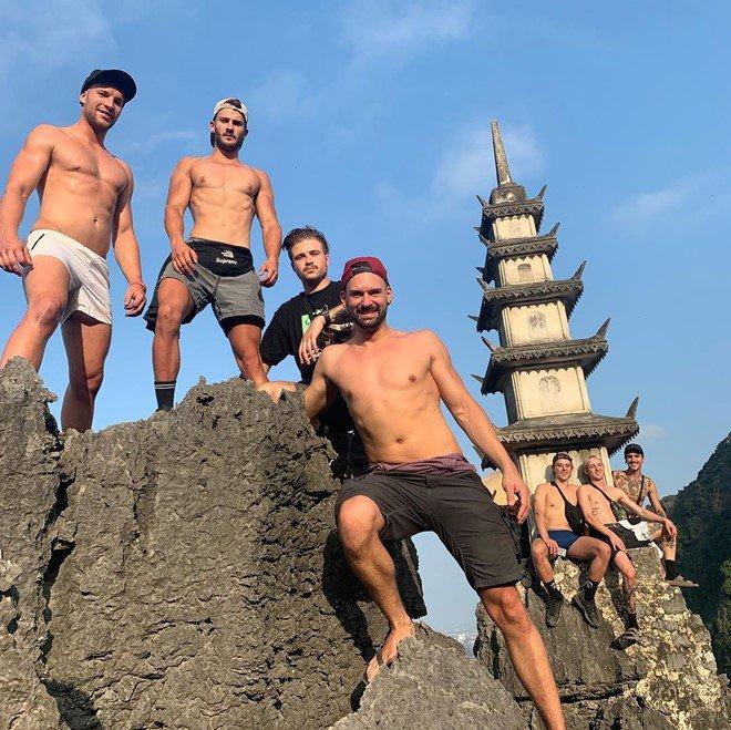 Cả loạt trai đẹp thi nhau cởi áo, khoe 6 múi ở Thánh địa sống ảo nổi tiếng miền Bắc-1