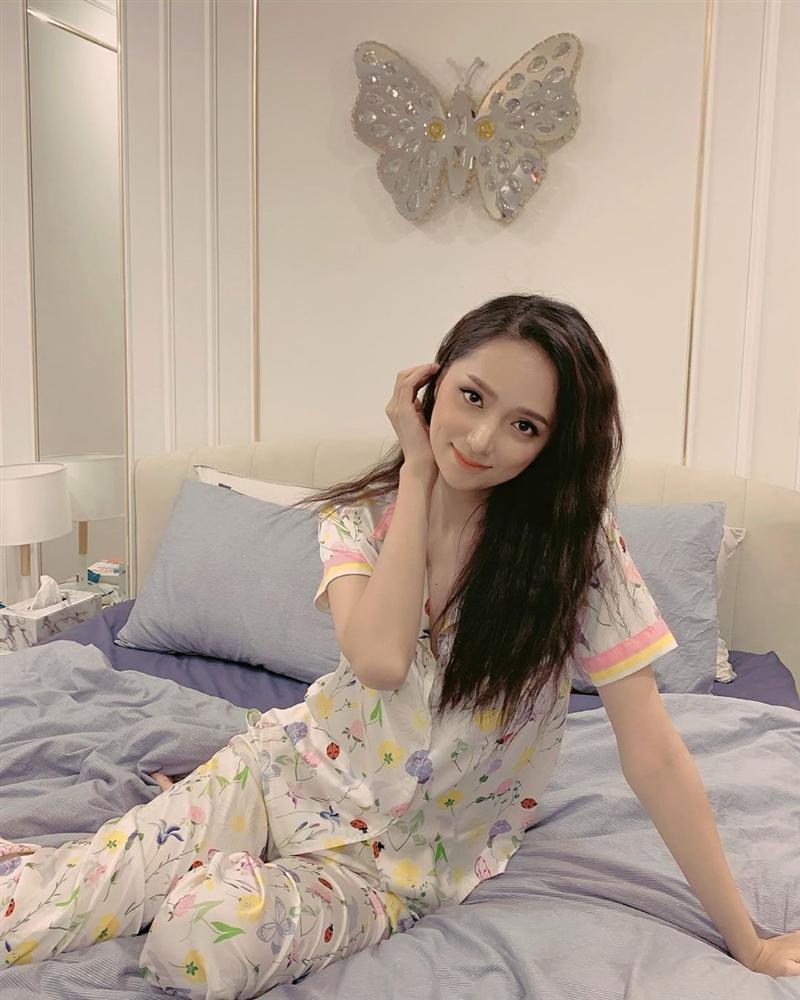Hương Giang idol khoe hình ảnh làm nũng trên giường trái ngược hoàn toàn với phong cách sexy, sang chảnh thường thấy-1