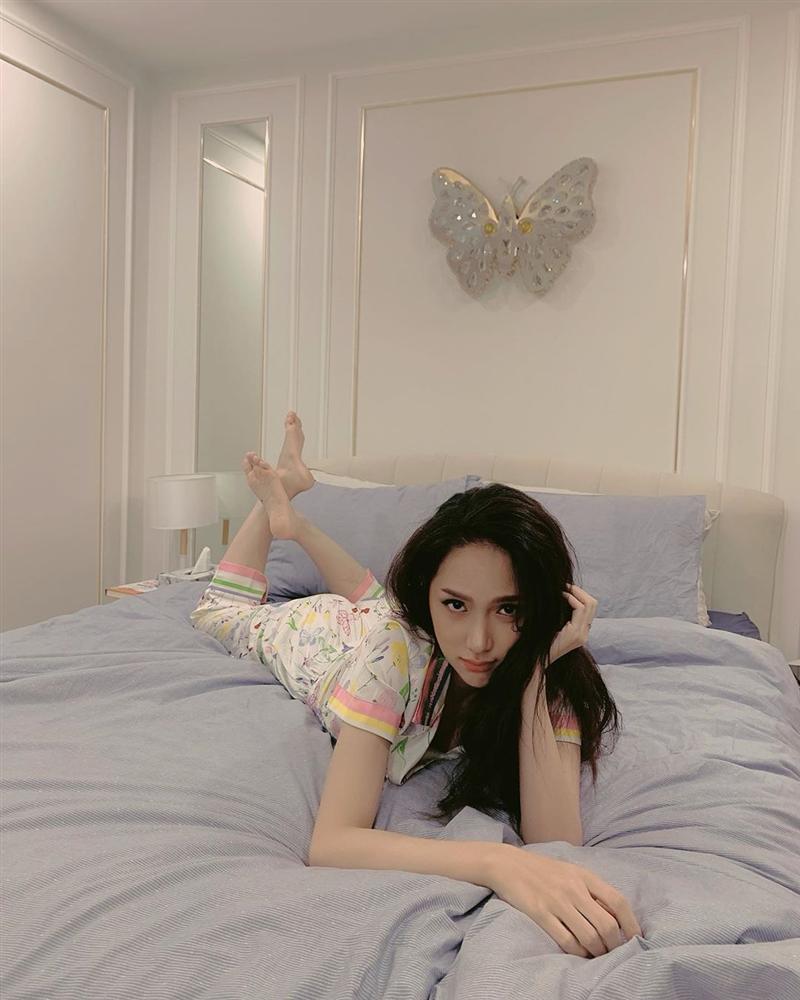 Hương Giang idol khoe hình ảnh làm nũng trên giường trái ngược hoàn toàn với phong cách sexy, sang chảnh thường thấy-3
