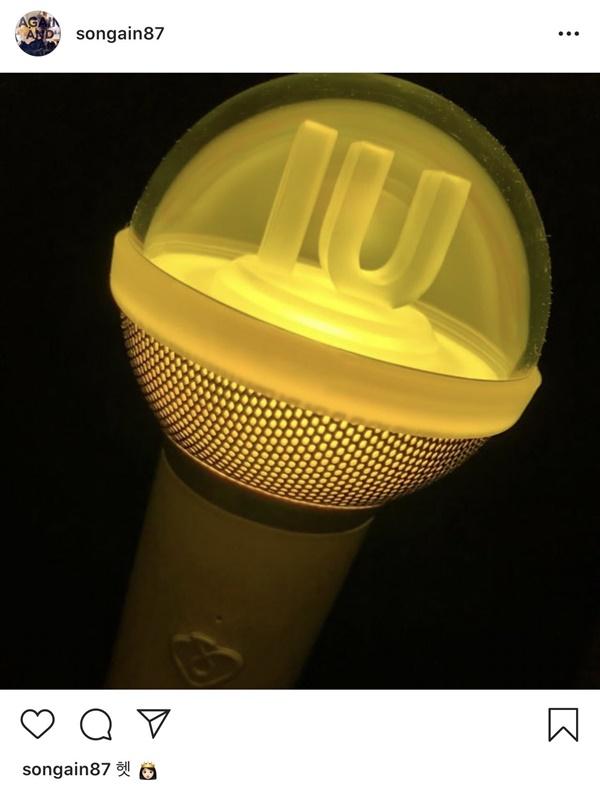 Nữ ca sĩ sexy Gain hào hứng khoe đã tậu được lightstick của IU.